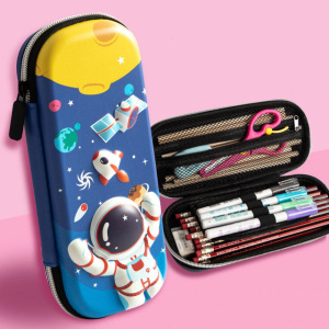 Ovales Hartschalenetui mit Kosmonautenmotiv mit Weltraummotiven und Objekten innerhalb der Fächer