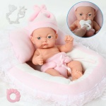 Puppe für Neugeborene in einem rosa-weißen Kissen