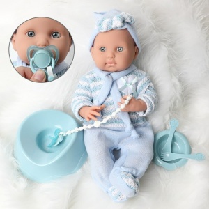 Puppe für Neugeborene mit kompletter Ausstattung mit Kleidung in blau