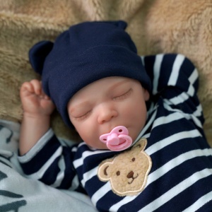 Silikon-Reborn-Baby-Puppe mit blauem Streifenpullover und Schnuller