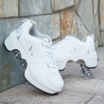 Weißer Sneaker mit Rollen auf der Fußsohle. Die Rollen können aufbewahrt oder herausgenommen werden, je nachdem, ob sie gebraucht werden.