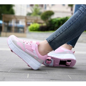 Schuhe mit Rollen in den Füßen einer Frau in rosa und weiß