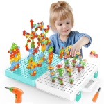 Montessori-inspirierter Kinderbaukasten mit kleinen Teilen und einem spielenden Mädchen