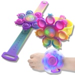Anti-Stress Spin "Pop it" Armband in Regenbogenfarben am Handgelenk eines Mädchens