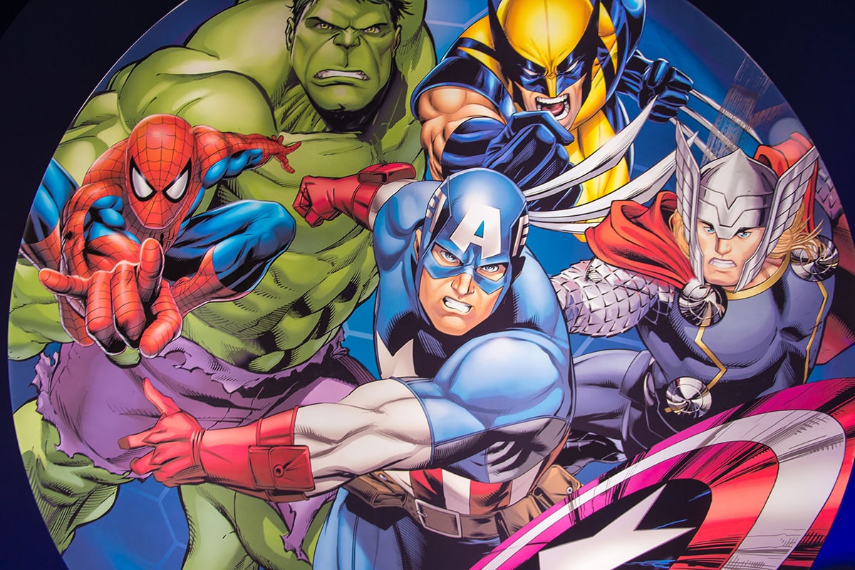 Ein Marvel-Wappen, das Spiderman, Hulk, Wolverine, Thor und Captain America zeigt