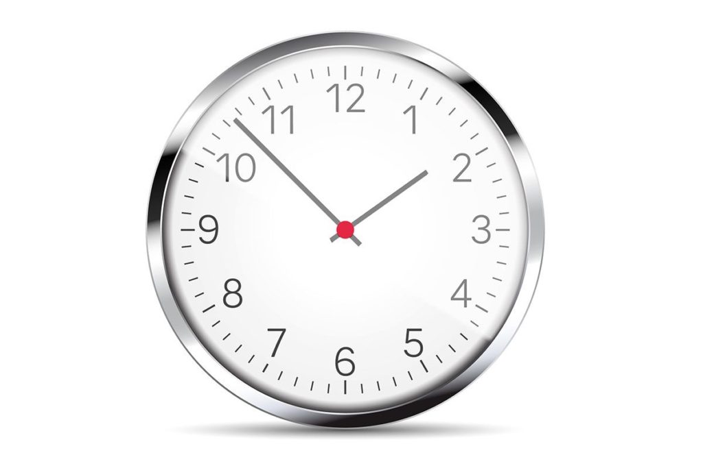 Un cadran de montre analogique blanc sur fond blanc avec les aiguilles pointées sur 01h53