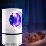 UV-Mückenschutzlampe für Kinder in Weiß und Violett in einem Zimmer mit einem Mädchen