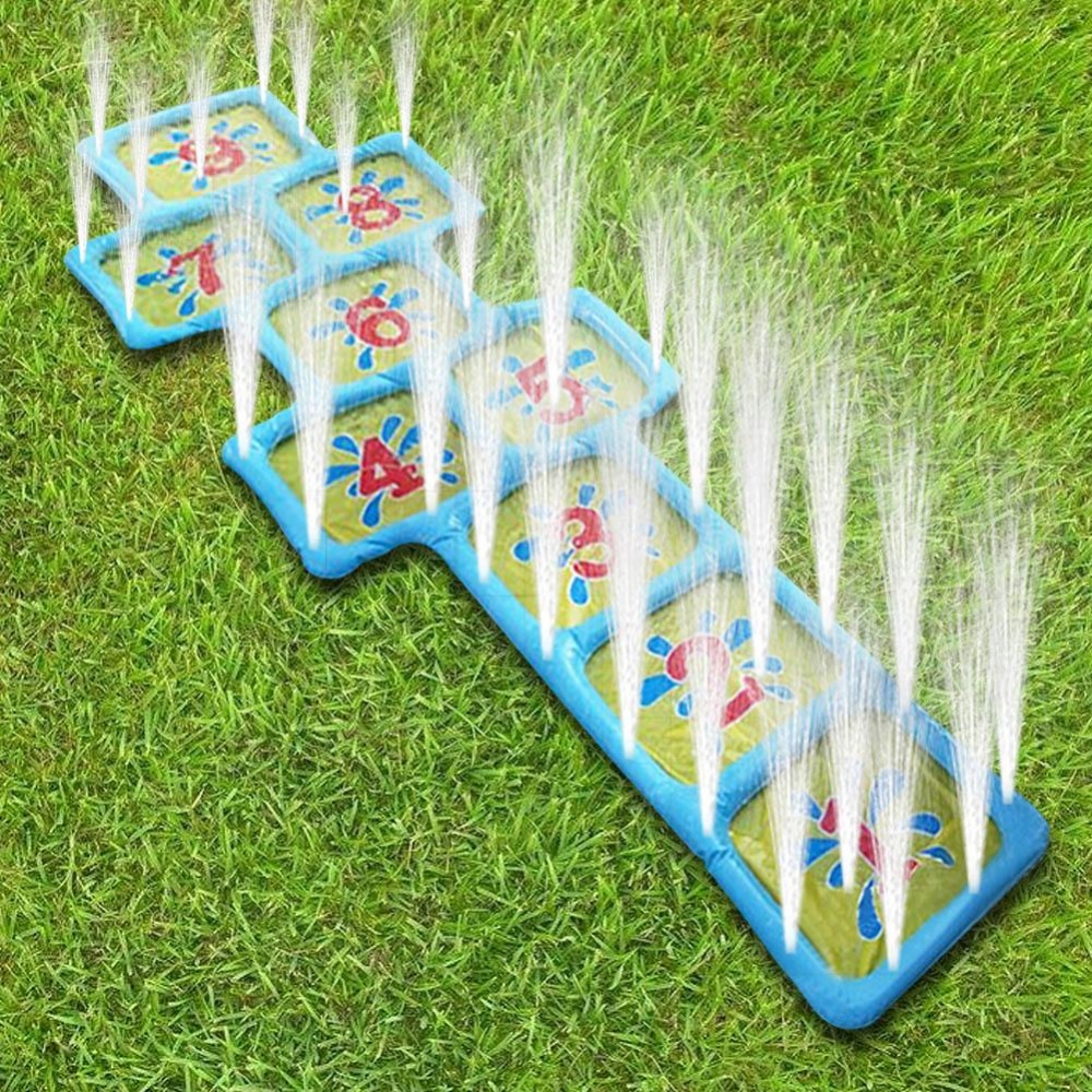 Wassermarelle mit Wasserstrahlen in einem Garten