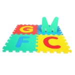 Farbiger Puzzleteppich mit Buchstabenmotiv
