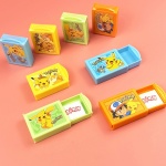 Magische Pokémon-Box für Kinder mit Aufbewahrung auf korallfarbenem Hintergrund