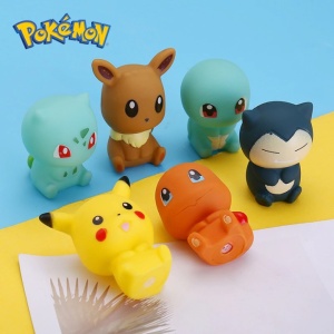 Pokémon-Badespielzeug für Kinder auf gelbem und blauem Hintergrund