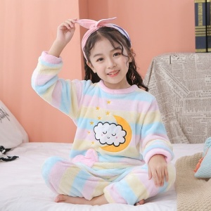 Fleece-Pyjama aus Flanell mit buntem Mondmotiv für Kinder mit Wolkenmotiv vorne in einem Wohnzimmer auf einem weißen Teppich