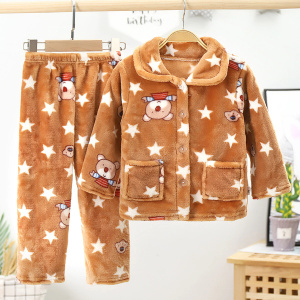 Fleece-Pyjama mit Sternen und Streifen für Kinder in braun und weiß mit Mustern in einem Zimmer mit einer Pflanze dahinter