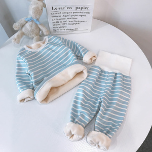 Blau-weiß gestreiftes Polar-Pyjama-Set für Kinder auf einem weißen runden Tisch