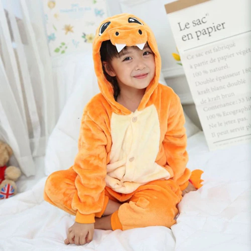 Süßer Fleece-Pyjama mit Cartoon-Motiv für Kinder Dracaufeu orange mit kleinem Mädchen auf einem Bett in Weiß