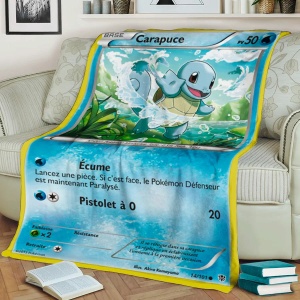 Plaid Karte Pokémon Carapuce blau auf einem Sofa mit Büchern