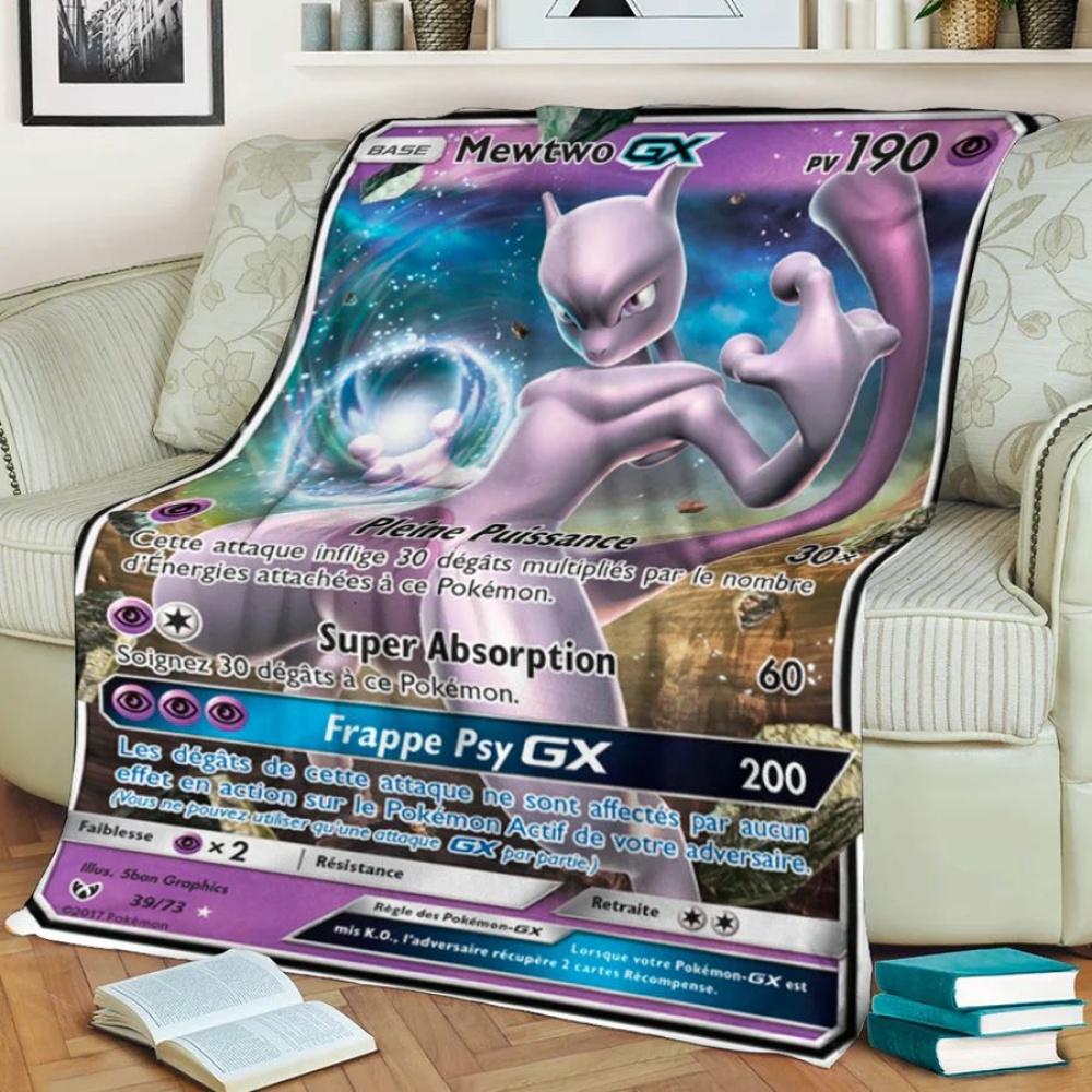 Plaid Karte Pokémon Mewtwo GX für Kinder lila auf einem weißen Sofa mit Büchern