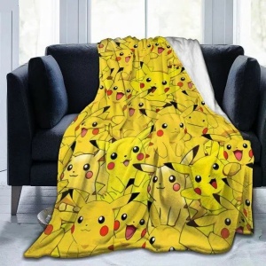 Pokémon Plaid mit Pikachu-Motiv für Kinder auf einem schwarzen Sofa vor einem Fenster