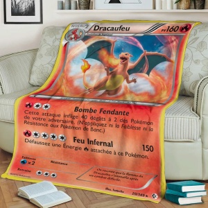 Plaid Karte Pokémon Dracaufeu für Kinder orange auf einem Sofa mit Büchern