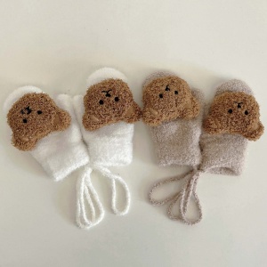Warme gestrickte Bärenhandschuhe für Kinder in weiß und braun mit braunem Bärenmotiv