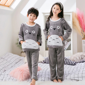 Warmer Fleece-Pyjama aus Flanell für Kinder in grau mit Tasche vorne mit Katzenmotiv auf 2 Kinder in einem Zimmer