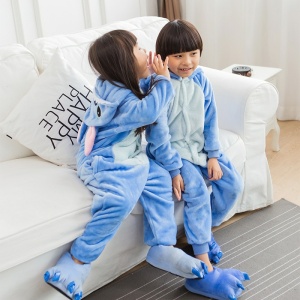Fleece-Pyjama aus warmem Cartoon für Kinder stitch blau mit 2 Kindern auf einem weißen Sofa