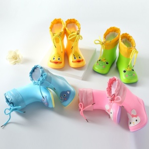 Weiche Gummistiefel mit Tiermotiven für Kinder vorne in rosa, blau, gelb und grün