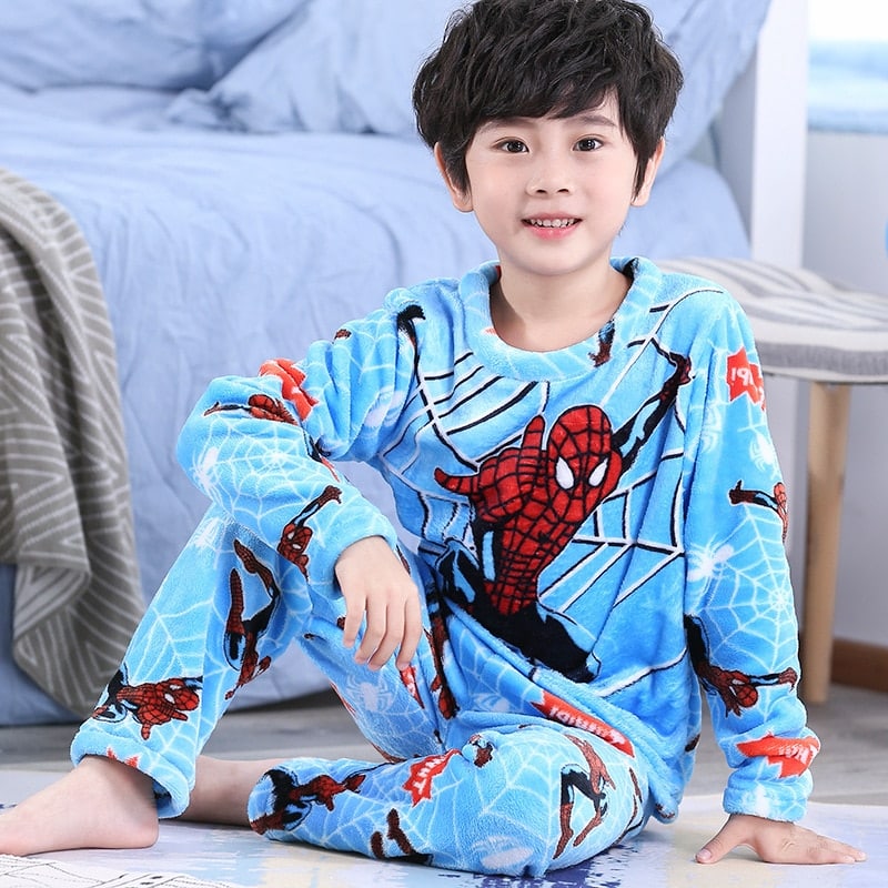 Weicher Fleece-Pyjama Spider-Man für Jungen blau auf einem Jungen neben seinem Bett