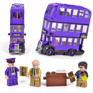 Harry Potter Bauklötze-Set für Kinder ein lila Auto-Karree mit mehreren Figuren und einem weißen Hintergrund
