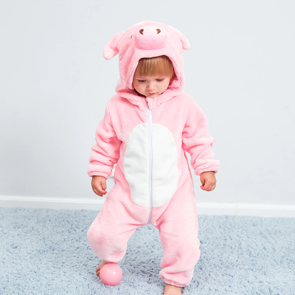 Süßer Kapuzenpyjama mit rosa Schwein mit einem Kind