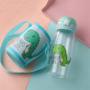 Grüne Kindertrinkflasche mit Dinosauriermotiv und Beutel