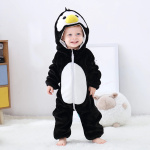 Warmer Polarpyjama Pinguin auf ein Kind in einem Zimmer