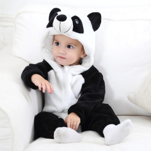 Weicher und warmer Panda-Pyjama mit Kind auf einem weißen Sofa