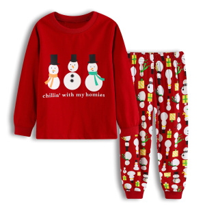 Süßer Weihnachtspyjama mit Schneemann-Motiv für Kinder mit weißem Hintergrund