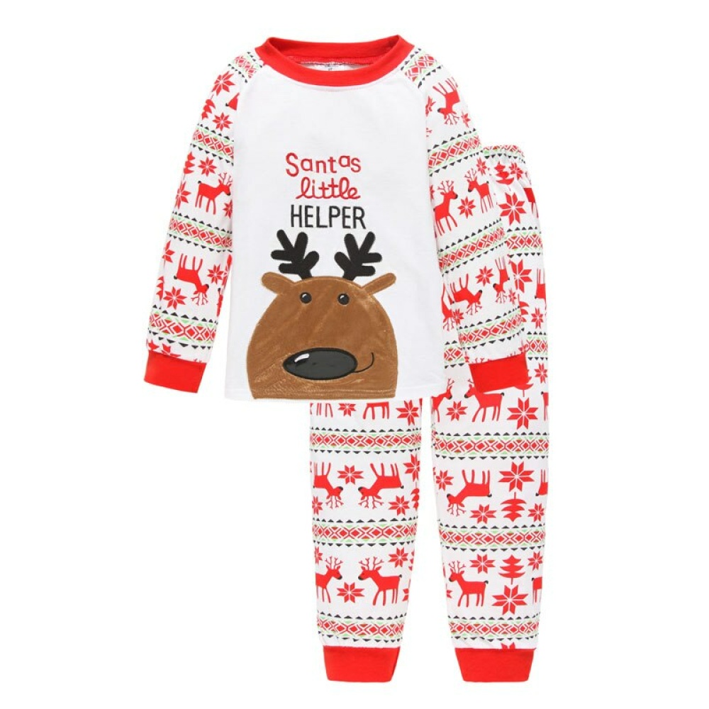 Weicher und warmer Weihnachtspyjama für Kinder mit weißem Hintergrund