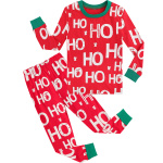 Weihnachtspyjama "ho ho" für Kinder mit einem weißen Hintergrund