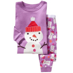 Weihnachtspyjama mit buntem Schneemann-Motiv für Kinder mit weißem Hintergrund