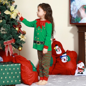 Weihnachtspyjama mit Hut für Kinder mit einem Hintergrund eines Mädchens, das den Pyjama trägt