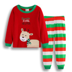 Weihnachtspyjama mit Rentiermotiv für Kinder mit weißem Hintergrund