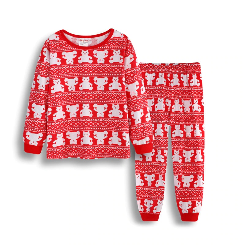 Weihnachtspyjama mit Teddybär- und Weihnachtsmann-Motiv für Kinder mit weißem Hintergrund
