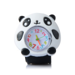 Eine Kinderuhr aus Kunststoff, die einen niedlichen schwarz-weißen Panda darstellt. In der Mitte befindet sich eine Uhr mit einem Glaszifferblatt und bunten Zeigern und Ziffern.