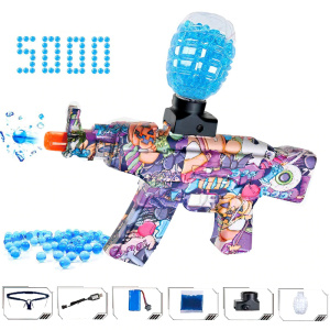 Mehrfarbige Orbeez Pistole mit blauen Kugeln für Kinder lila mit blauen Kugeln und anderem Zubehör und einem weißen Hintergrund