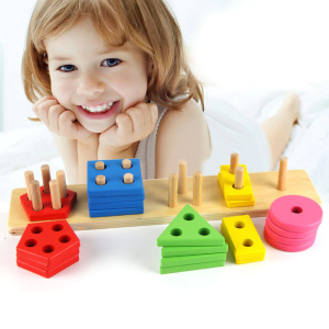 Montessori Holzspielzeug in bunten geometrischen Formen für Kinder mit einem Mädchen, das mit einem weißen Hintergrund spielt