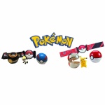 Pokémon Gürtel mit PokéBall Set und Figuren mit Pokémon Logo und weißem Hintergrund