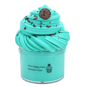 Slime in Form eines Cupcake-Cookies für Kinder blau mit einem Cookie und einem weißen Hintergrund