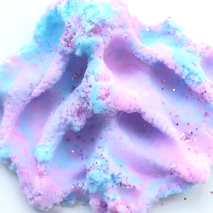 Flauschiger Slime mit Wolkenmotiv aus Polymer und Plastilin für Kinder, mehrfarbig mit weißem Hintergrund