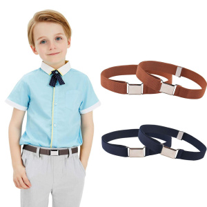 Verstellbarer elastischer Stretchgürtel mit Schnalle für Kinder mit einem Kind, das den Gürtel trägt, und einem weißen Hintergrund