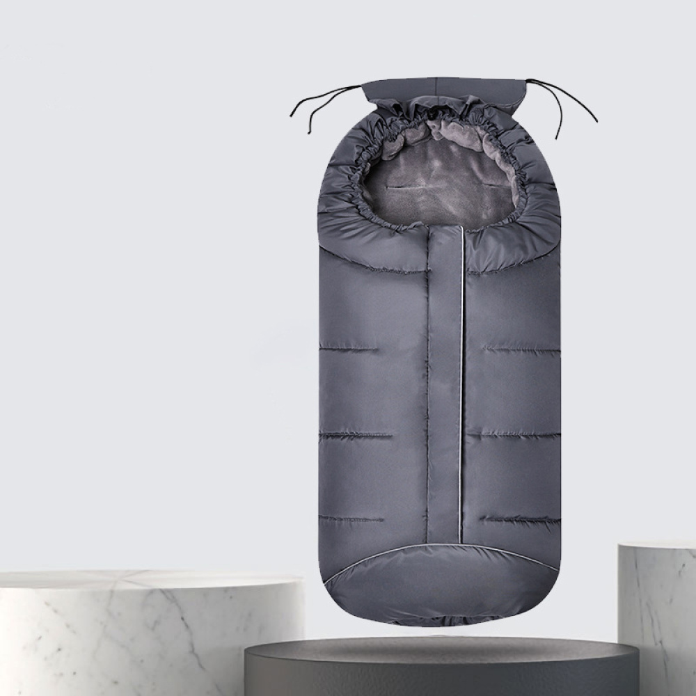 Dicker und warmer Kinderschlafsack in grau, kinderwagentauglich Ein grauer Kinderschlafsack mit zwei Kordeln an der Oberseite zum Verschließen und einem grauen Innenfutter.