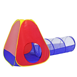 Ein buntes Tipi für Kinder in Form eines kleinen Häuschens mit einem blauen Tunnel an einer Seite.