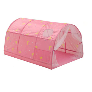 Ein Tipi für Mädchen in Form eines Tunnelhauses in der Farbe Rosa. Es hat ein buntes Muster auf der Oberseite und eine Doppeltür aus transparenten Vorhängen auf der Vorderseite.